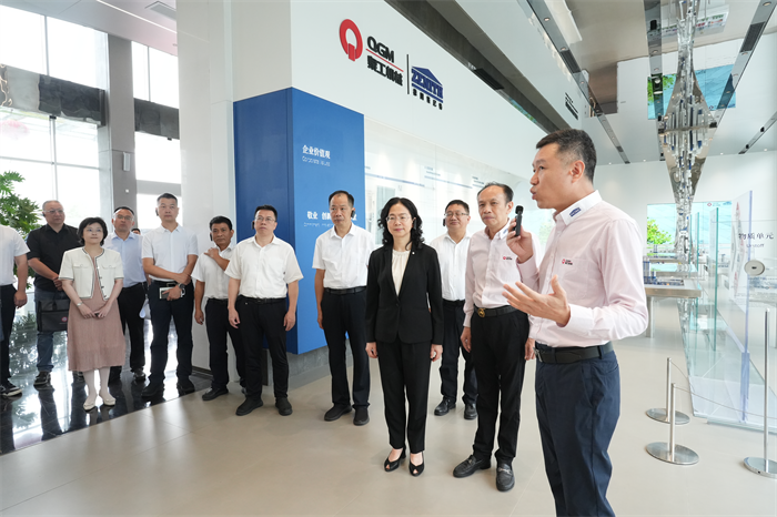 Zástupca guvernéra Jiang Erxiong viedol tím k vyšetrovaniu spoločnosti Quangong Machinery Co., Ltd, aby pomohol Quanzhou postaviť inteligentné výrobné mesto