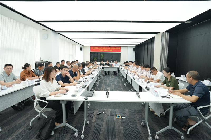 Od výroby k „inteligentnej“ výrobe: Spoločnosť QGM usporiadala odborné hodnotiace stretnutie pre štandardné priemyselné projekty „stroja na tvárnenie betónových tehál (dosiek) podobných kameňu“ a „Formy pre stroj na tvárnenie blokov“