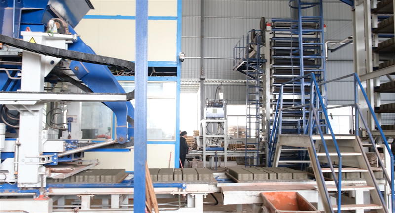 Jeden stroj, viac kociek, úspora energie a redukcia uhlíka, model QGM Zenith 15 vytvára „model QGM“ ekologických stavebných materiálov