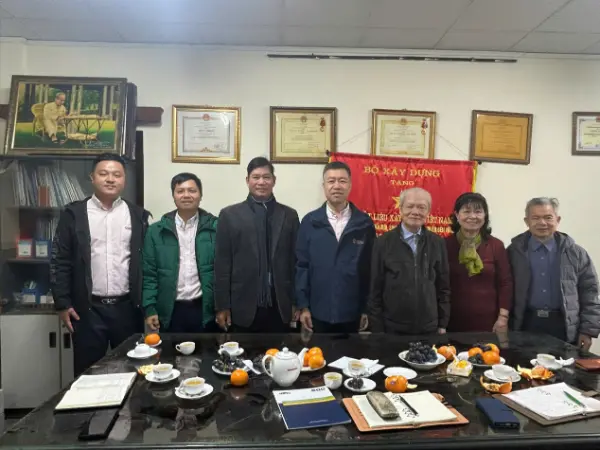 Fu Guohua, zástupca generálneho riaditeľa Quangong Machinery Co., Ltd., viedol delegáciu na návštevu Vietnamskej asociácie stavebných materiálov s cieľom podporiť výmenu a spoluprácu medzi čínskym a vietnamským priemyslom stavebných materiálov.