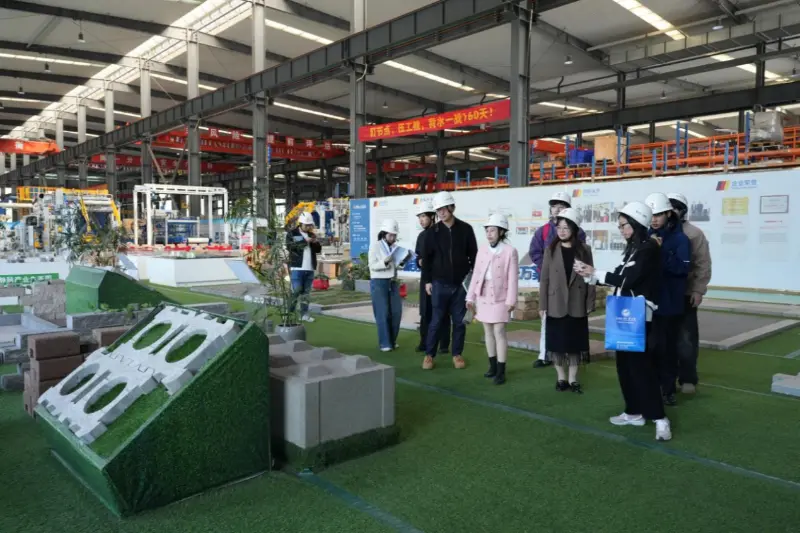 Spoločnosť Quangong Machinery Co., Ltd., ktorá sa zameriava na potreby rozvoja v zámorí, spolupracuje s Univerzitou zahraničných štúdií a obchodu Fuzhou na kultivácii medzinárodne orientovaných talentov.