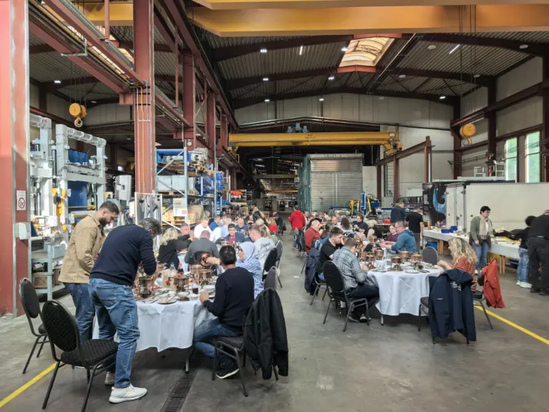 Vôňa čínskeho hot pot sa dostáva do Nemecka! Dcérska spoločnosť Quangong Machinery Co., Ltd. Zenit oslavuje úspech projektu.